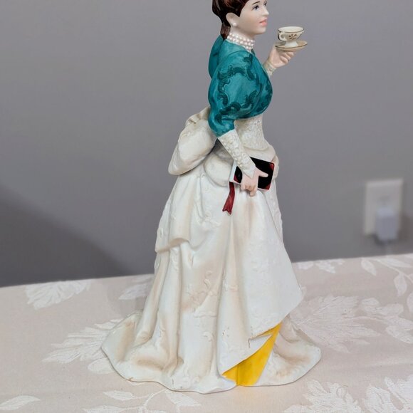 VTG Avon Mrs. Albee Award President’s Club 1995 Victorian Porcelain Figurine 10" - Picture 3 of 7